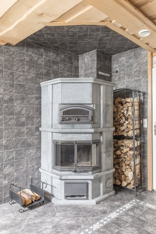 Varaava vuolukivitakka ja leivinuuni.