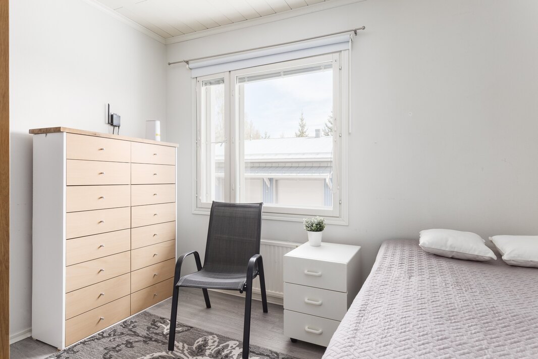 Yläkerran pienempi makuuhuone.