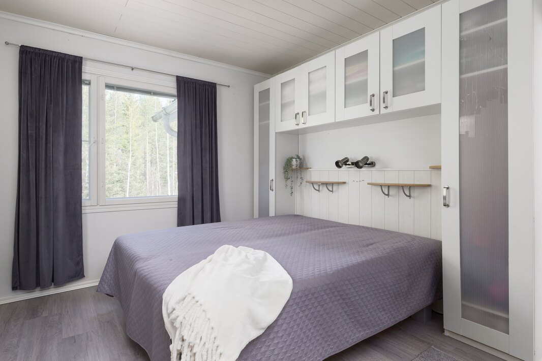 Yläkerran suurempi makuuhuone.