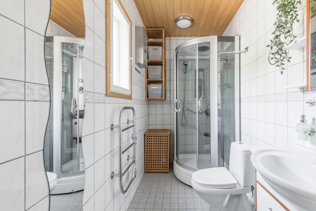 Yläkerran kylpyhuone