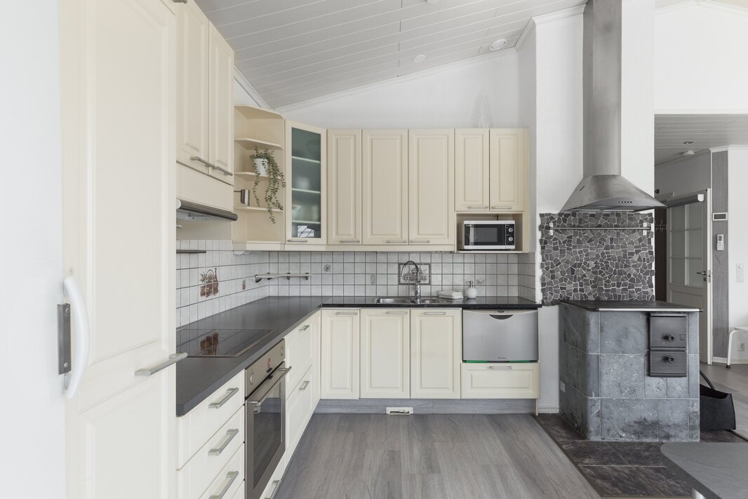 Kaapistoissa soft close-toiminto, kulmakaruselli, laatikkomallinen astianpesukone.