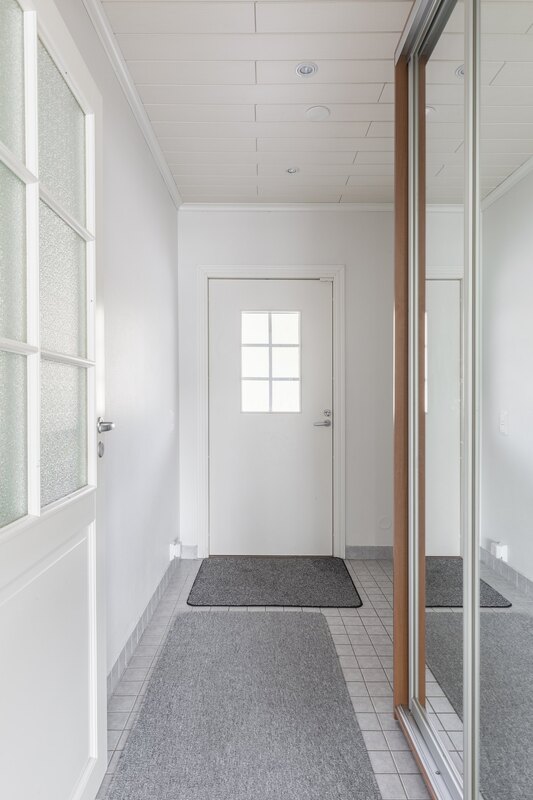 Eteisessä on laattalattia.