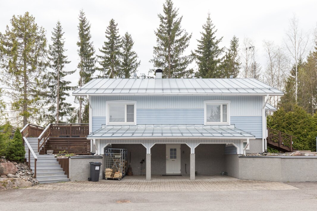 Yläkerran huoneistoala on 84 m2, kellarikerroksen pinta-ala 67 m2. 