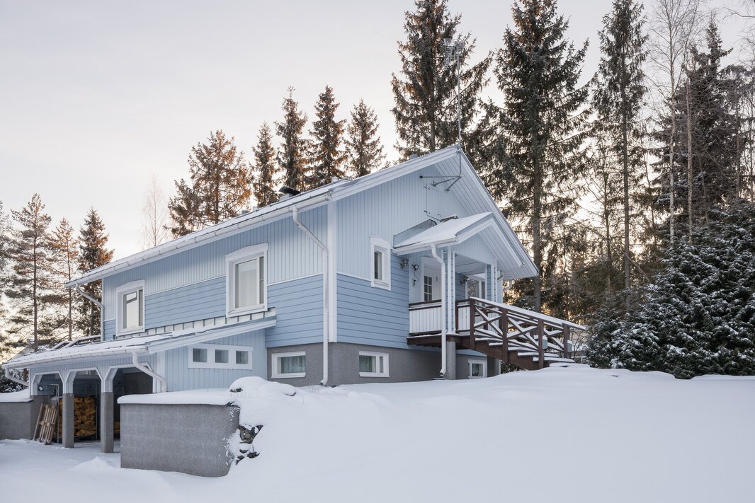 Yläkerran huoneistoala on 84 m2, kellarikerroksen pinta-ala 67 m2. 