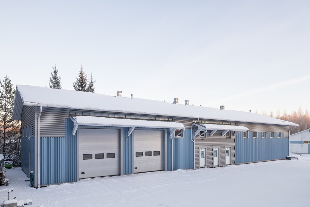 Hallissa on 3 nosto-ovea. 