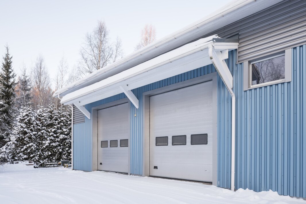 B-halli on jaettu väliseinällä (purettavissa).