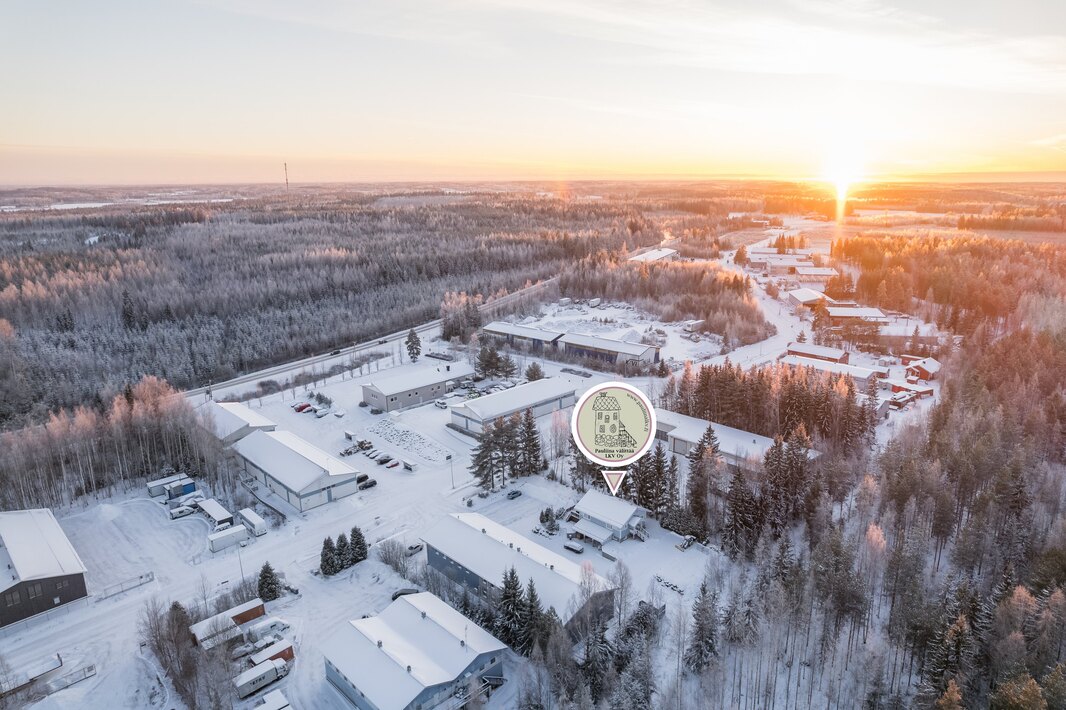 Hämeenlinnan moottoritielle n.7 min., Hanko-Porvootielle n.10 min, Lahden moottoritielle n.15 min.