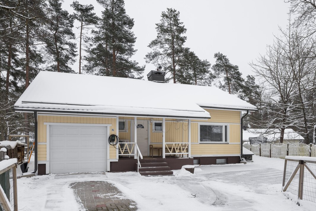 Autotallissa on nosto-ovi, käynti myös sisältä.