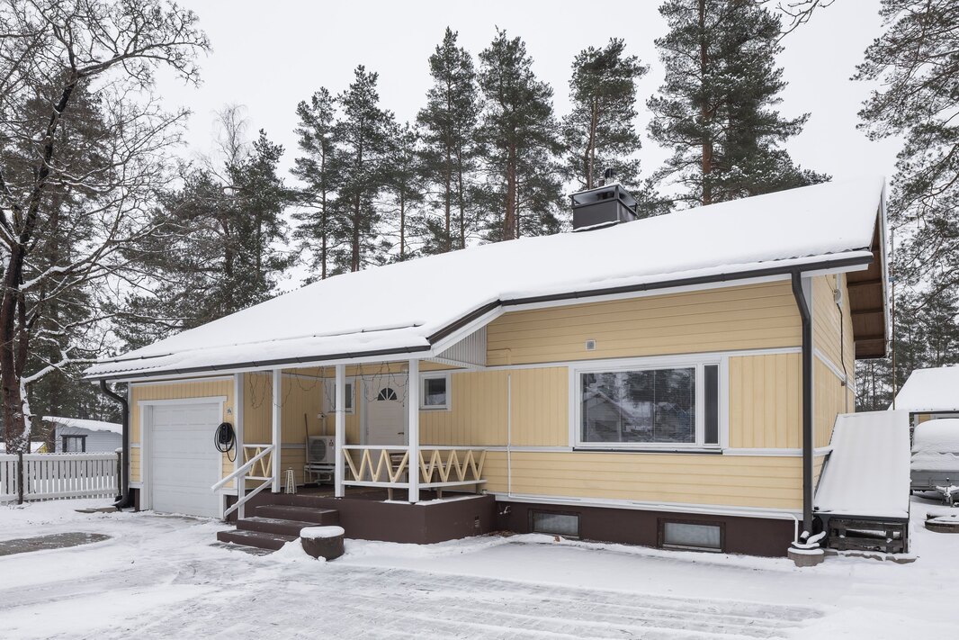 Sähköauton latausasema (11 kW) asennettu v. 2024, kuuluu kauppaan.