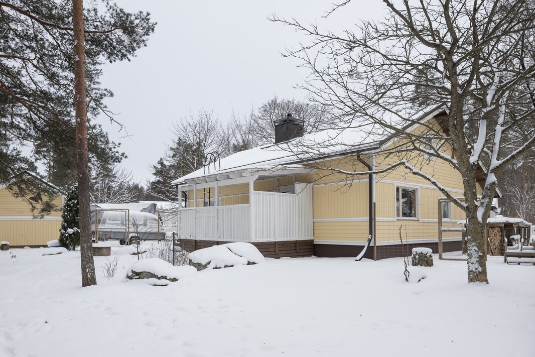 Talo on valmistunut 1957, oma tontti 768 m2, pieni autotalli.