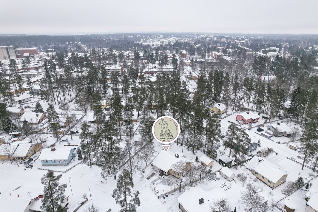 Puolimatkan koulu n. 600 m. Vehkoja koulu n. 1,2 km. Kruunupuiston päiväkoti n. 1,2 km.