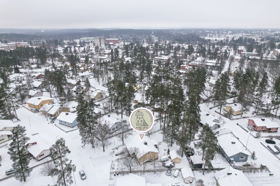 Juna-asema n. 2,1 km. Hämeenlinnan moottoritielle n. 2 km. 