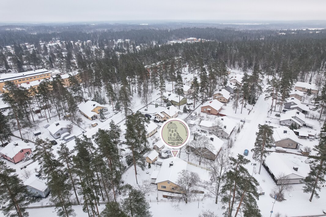 Sveitsin uimala n. 2,1 km, kirjasto n. 2,3 km.