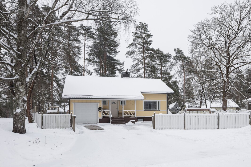Tontti on aidattu, osin riista-aidalla. Elisan valokuitu ja kaapeli-tv. 