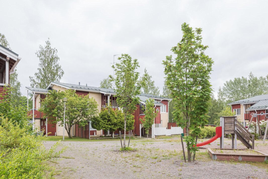 Taloyhtiön sisäpihalla on leikkipaikka.