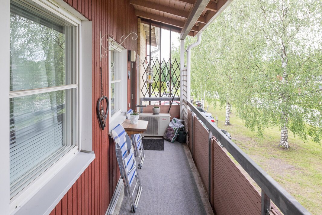 Sisäänkäynnin puoleinen parveke.