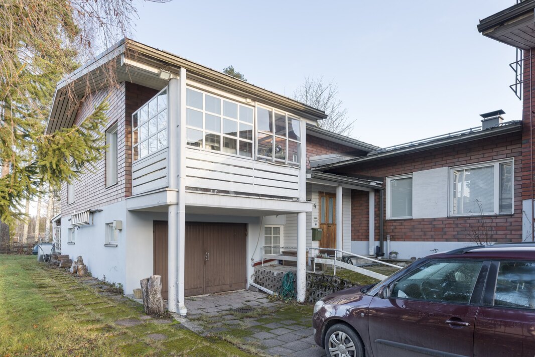 Osin lasitettu parveke on lounaan suuntaan.