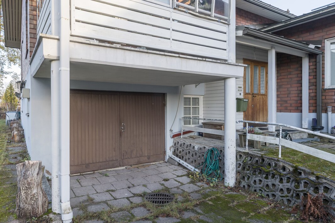 Huoneiston kanssa myytävä autotalliosake kuuluu hintaan..