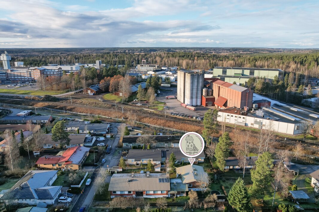 Juna-asema n. 1,8 km, kauppakeskus Willa n. 2,1 km.