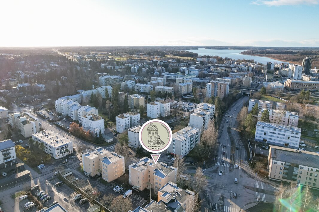 Juna-asemalle kävellen n. 600 m. 