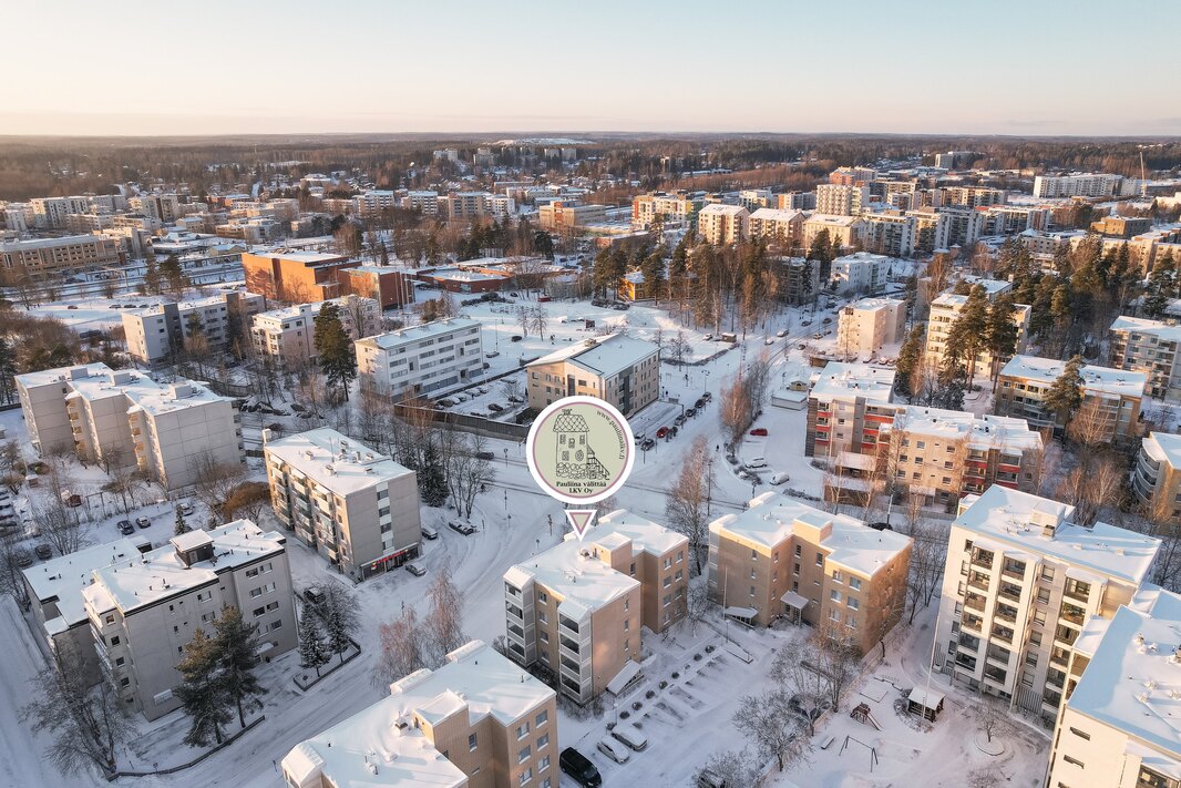 Juna-asemalle kävellen n. 600 m. 