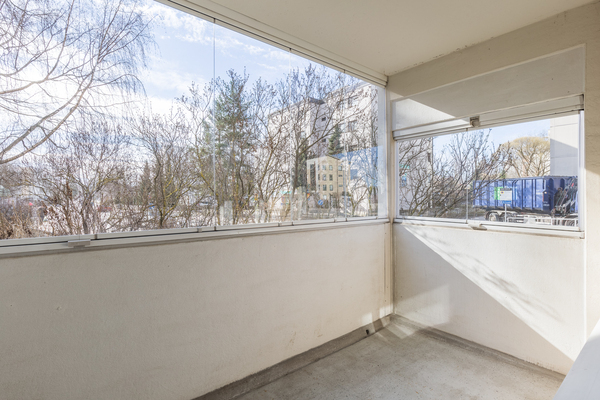 Lasitettu parveke on kaakon suuntaan.