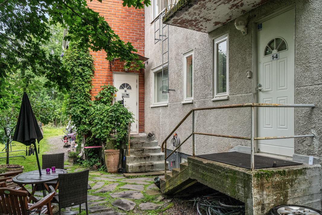 Huoneistoon on käynti sisäpihan puolelta.