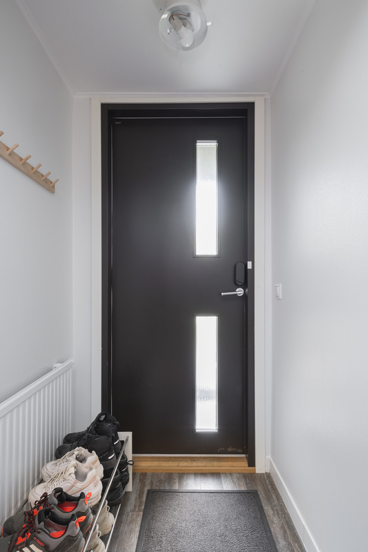 Tuulikaapissa on laattalattia.