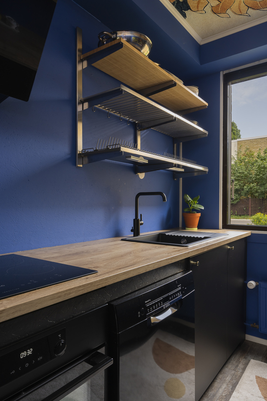 Trendikkäät avohyllyt viimeistelevät tyylikkään keittiön ilmeen.