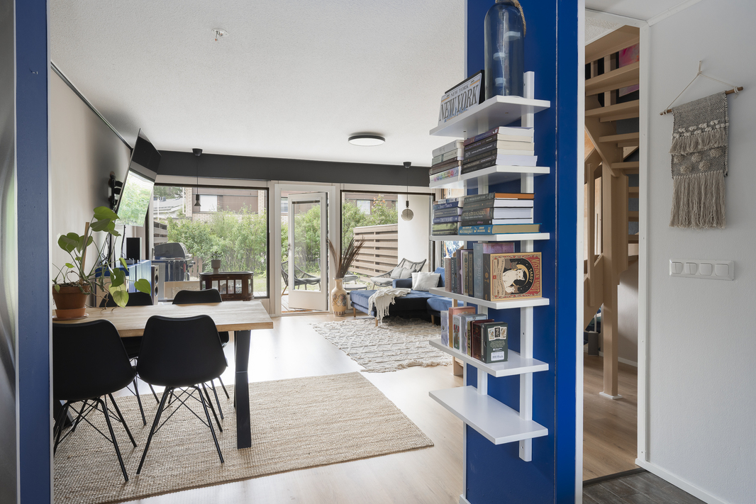 Näkymä keittiöstä ruokailutilan/olohuoneen suuntaan.