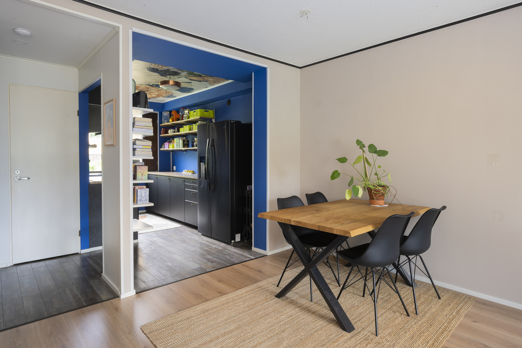 Keittiössä on laattalattia, olohuoneessa ja makuuhuoneissa laminaattilattiat.