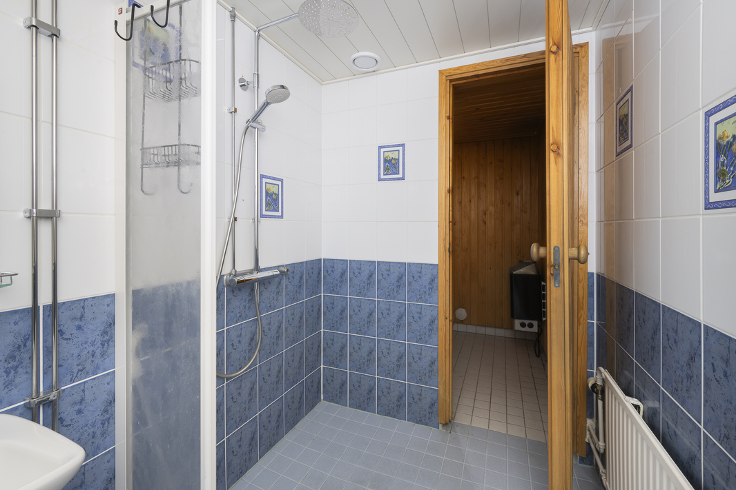 Kylpyhuone on yläkerrassa.