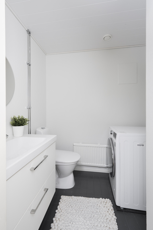 Yläkerran wc:ssä on pyykinpesukoneelle liitäntä.