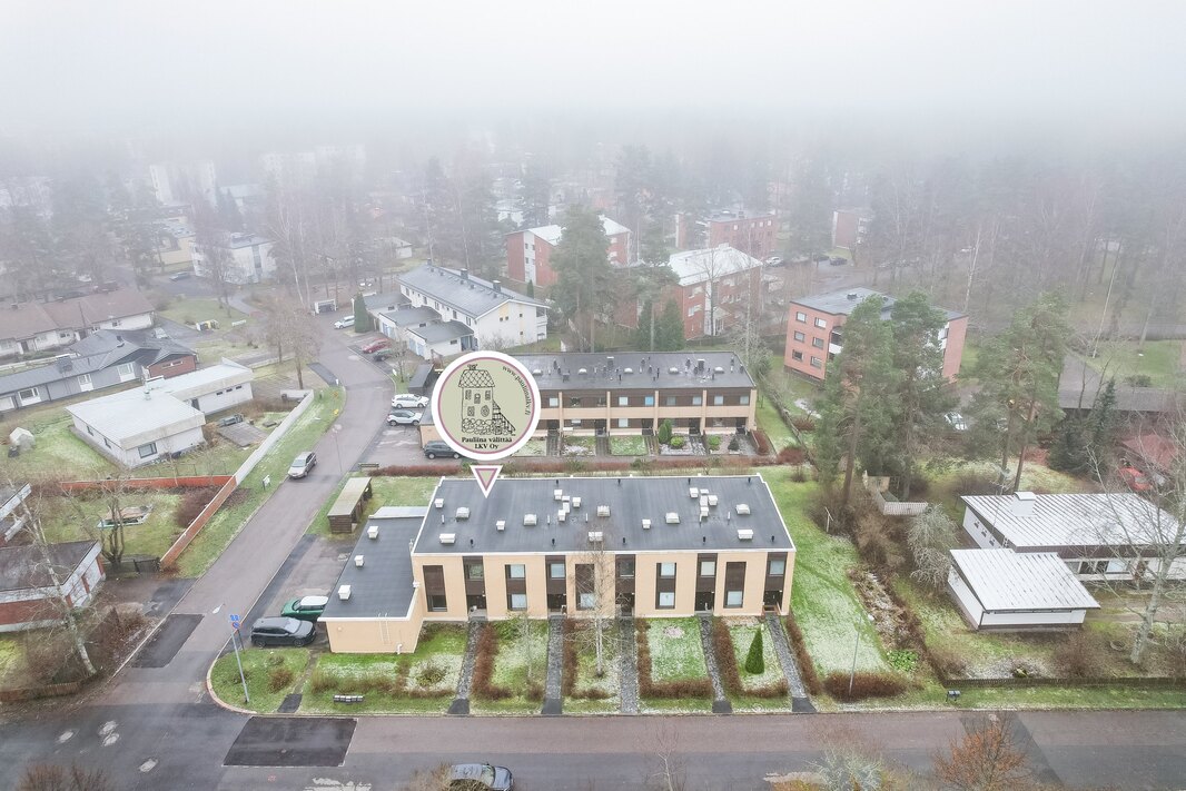 Juna-asemalle on n. 1 km.