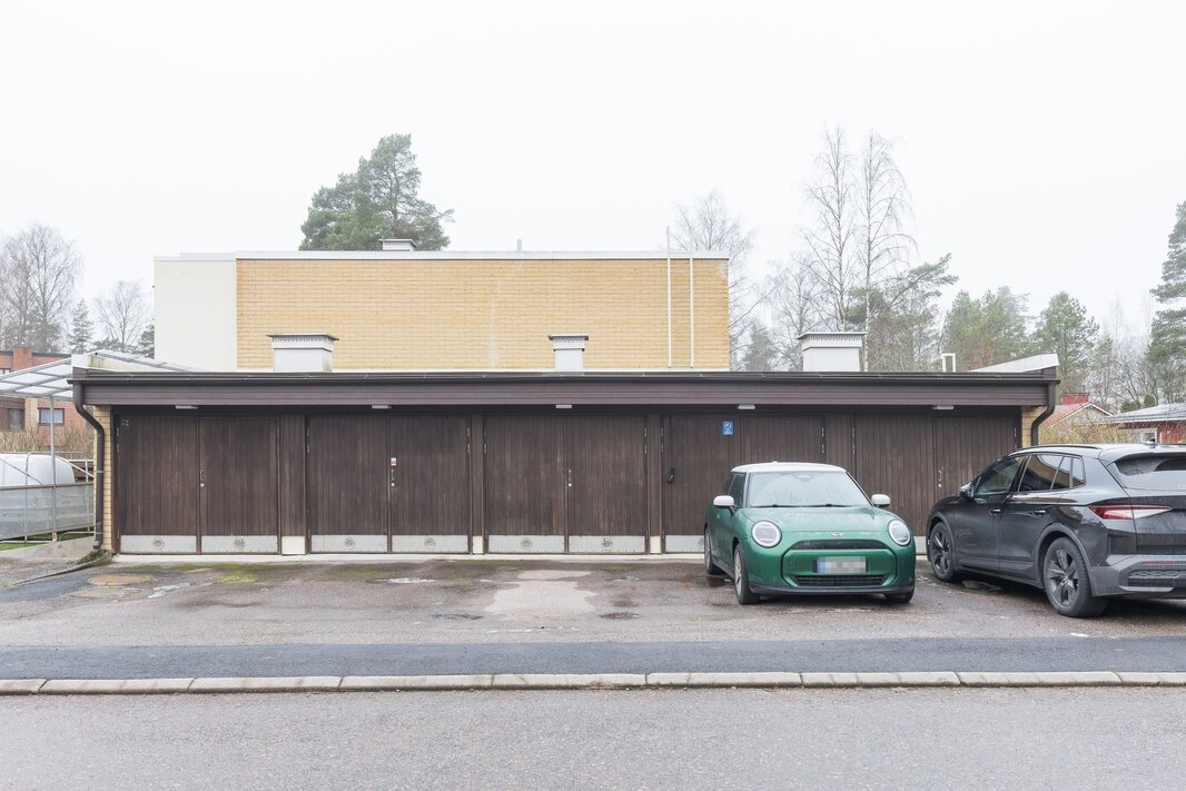 Jokaiselle huoneistolle kuuluu autotalli, sähköauton latausmahdollisuus. Lisäksi pihapaikka.