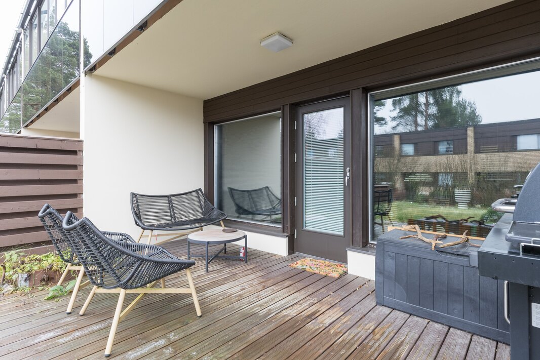 Terassi on osittain katettu.