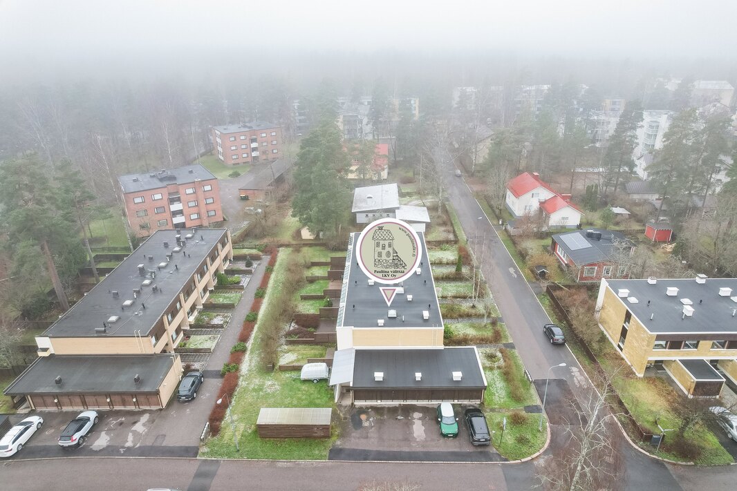 Taloyhtiössä on 5 asuntoa, kaukolämpö, valokuitu.