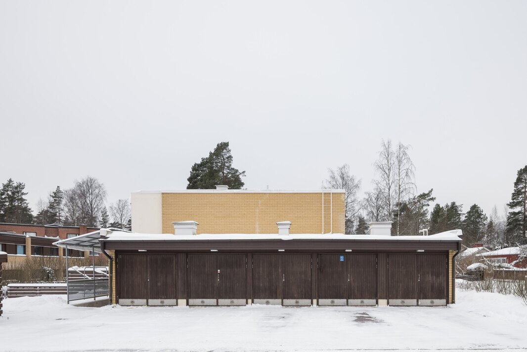 Jokaiselle huoneistolle kuuluu autotalli, sähköauton latausmahdollisuus. Lisäksi pihapaikka.