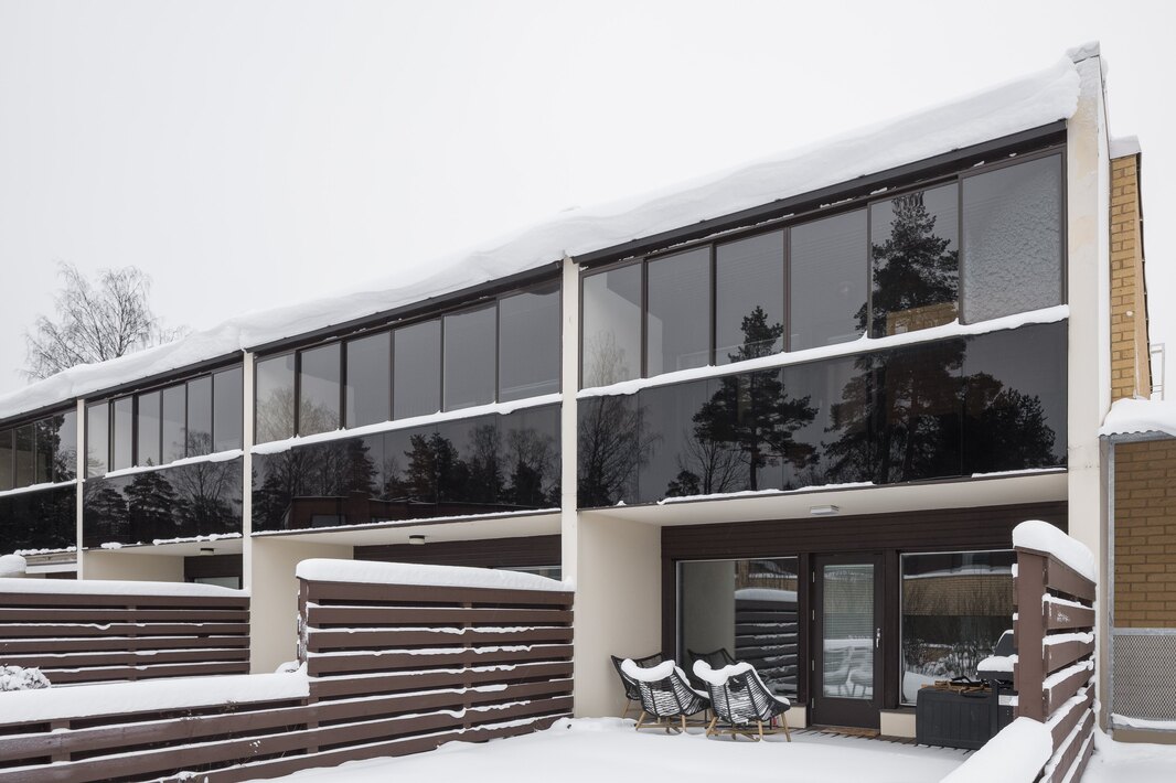 Terassi on osittain katettu.