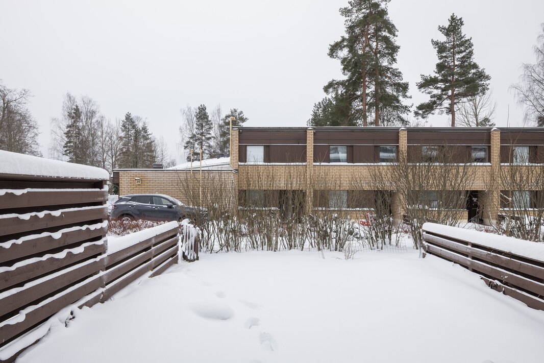 Takapiha on aidattu, kulkuportti.