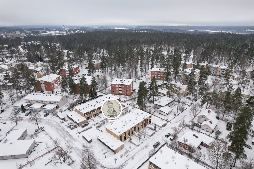 Juna-asemalle on n. 1 km.