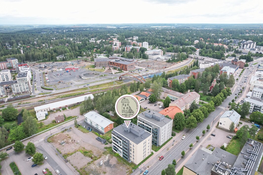 Juna n. 600 m, kauppakeskus Willa n. 1 km.