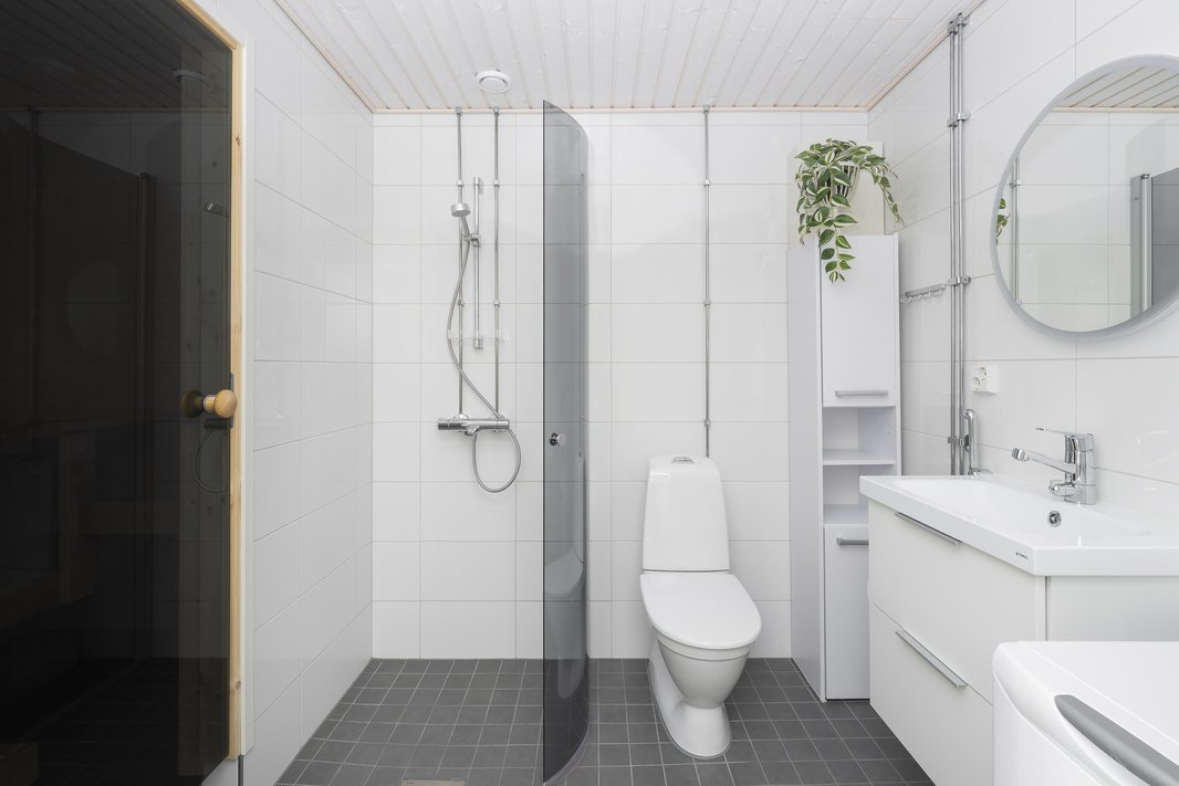 Taittuva suihkuseinä antaa lisätilaa esim. pyykinkuivaukseen.