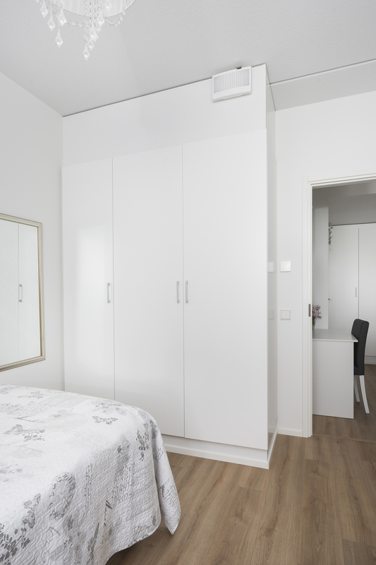 Makuuhuoneessa ja eteisaulassa on kaapistot, lisäksi huoneistokohtainen varastotila.