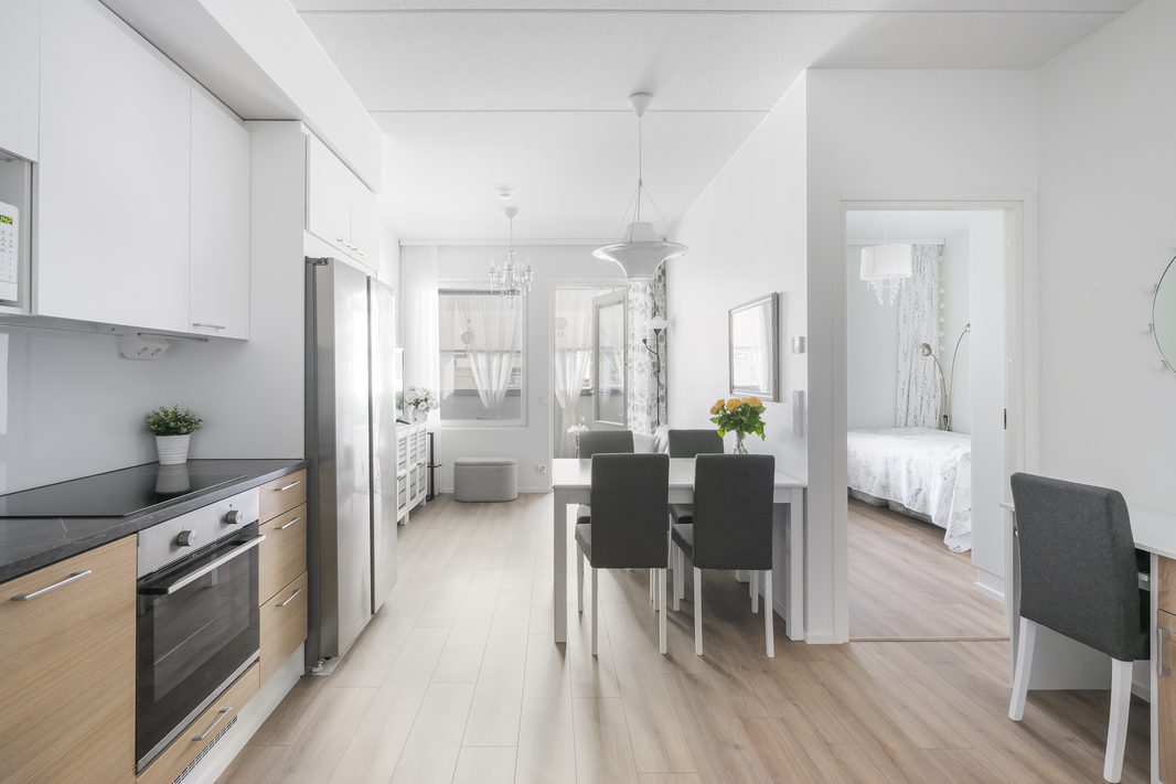 Lattiamateriaalina on vinyylilankku, tammi.