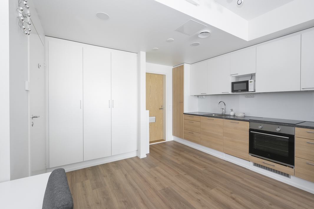 Mikroaaltouunille on paikka kaapistossa.