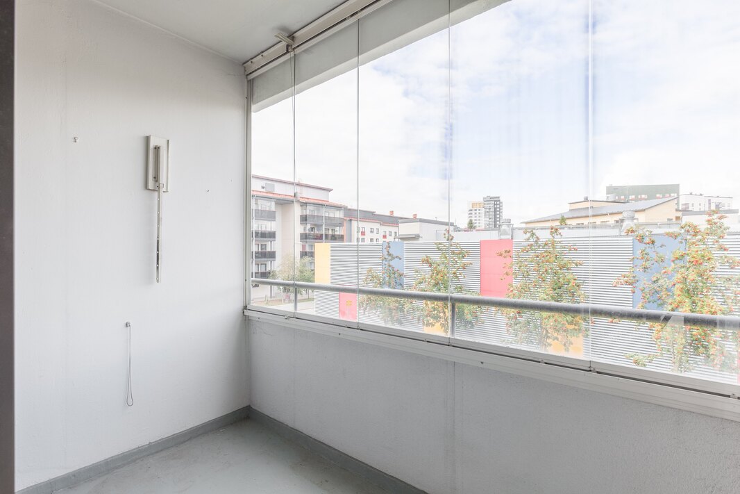 Lasitettu parveke on Huvilakadun suuntaan.