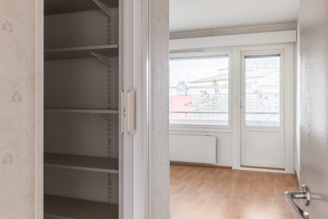 Makuuhuoneen yhteydessä on vaatehuone.