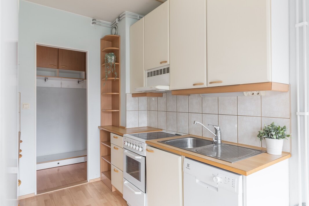 Keittiön varustukseen kuuluu astianpesukone.