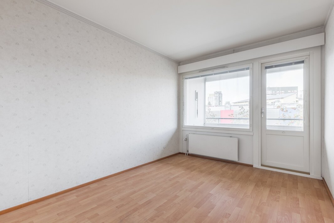 Makuuhuoneesta on käynti lasitetulle parvekkeelle